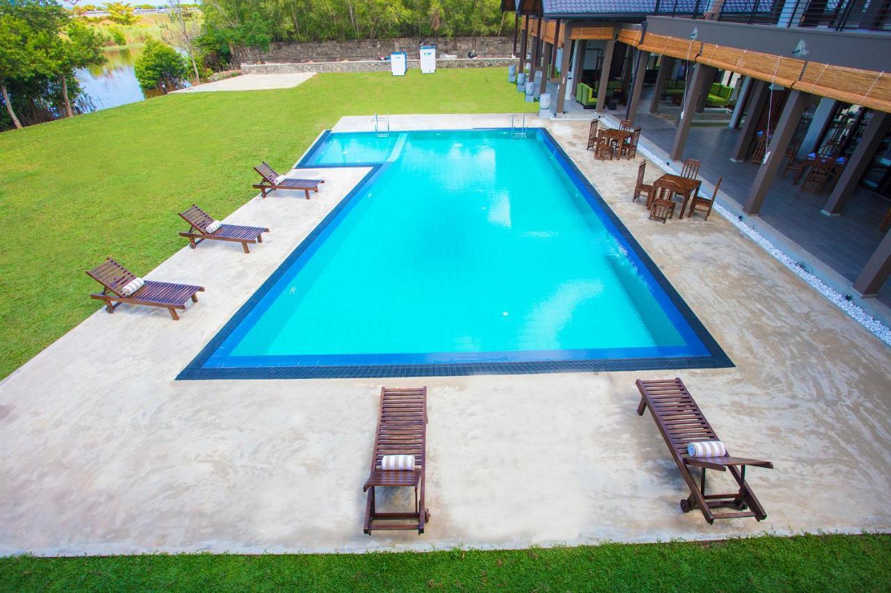 Amora Lagoon Hotel Katunayake Exterior photo